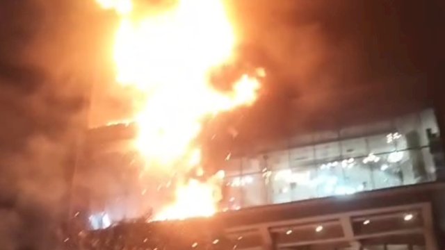 Si Jago Merah Mengamuk di Nipah Mall, Damkar Berjibaku Padamkan Api