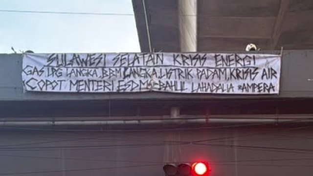 Massa HMI Kepung DPRD, Paripurna Terhenti, Spanduk Copot ESDM Terpasang di Flyover&nbsp;