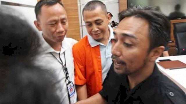 Tersangka BBP (kedua kanan) dihadirkan saat rilis pengungkapan hoaks 7 Kontainer Surat Suara Tercoblos di Mabes Polri, Jakarta, Rabu (9/1). Polisi berhasil menangkap tersangka BBP di Sragen, Jawa Tengah - (Foto: Inilahcom)