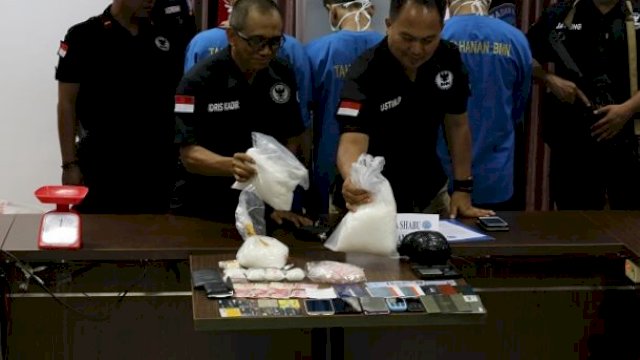 Barang BUkti Narkoba 4 Sabusabu Sebear Kg yang di Perlihatkan BNNP Sulsel dari Tangan Tiga Pengedar Yang Ikut DIamankan Semalam