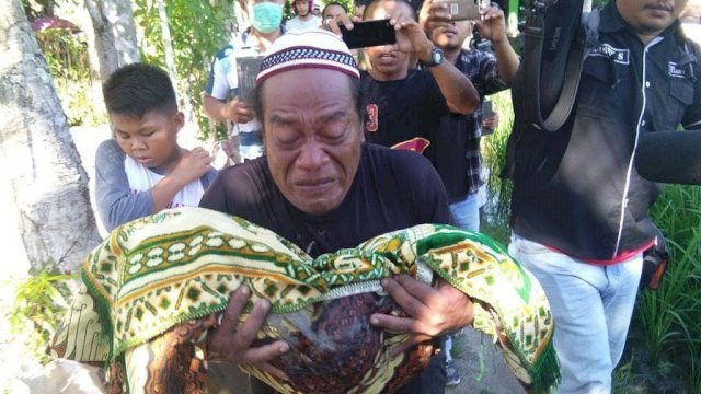 Tak mendukung salah satu Caleg, Pihak keluarga memindahkan makam Siti Aisyah Hamzah dan Masri Dunggio, Sabtu (12/1/2019). Foto: Lukman Polimengo.
