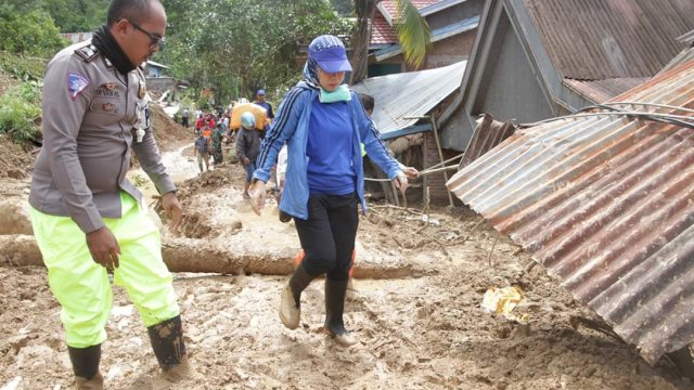 Tim PKK Bantaeng Salurkan Bantuan Buat Korban Banjir dan Tanah Longsor di Gowa