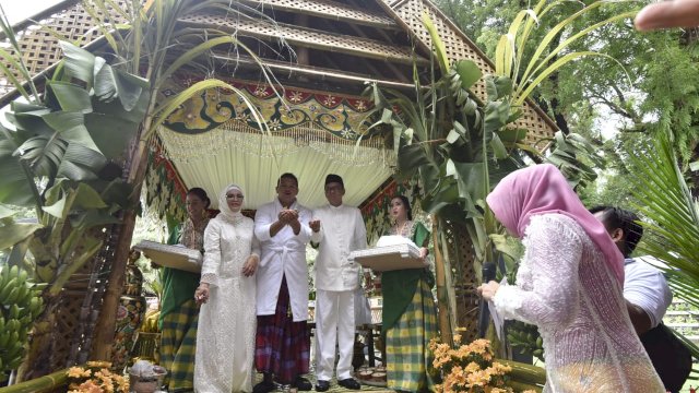 Mappasili Prosesi Pernikahan Anak Gubernur Sulsel Berlangsung Haru