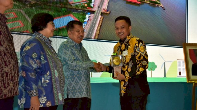 Belum Cukup Setahun Pimpin Bantaeng, Ilham Azikin Sumbangkan Adipura Untuk Warga Bantaeng