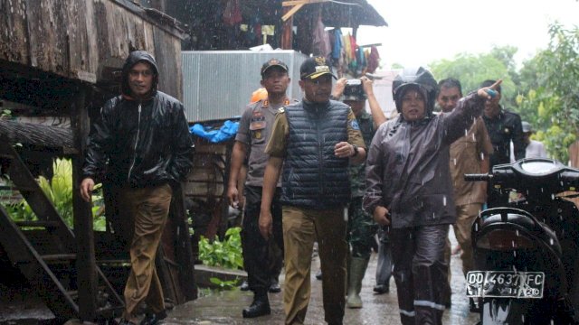 Bupati Bantaeng Pantau Titik Rawan Banjir di Bantaeng