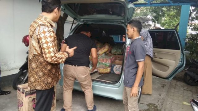 Pemkab Bantaeng Serahkan Bantuan Untuk Korban Banjir di Jeneponto