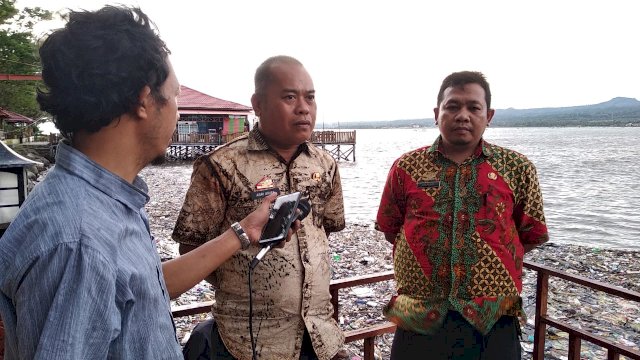 Sampah Plastik Penuhi Pantai Seruni, Dinas Lingkungan Hidup Bekerja Ekstra