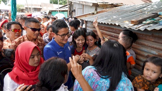 Kunjungi Korban Banjir Makasar, Sandi : Ini Bukan Politik, Ini Kegiatan Kemanusiaan