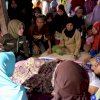 Istri Bupati Gowa Kembali Temui Korban Longsor di Bungaya