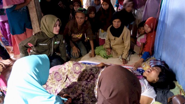 Istri Bupati Gowa Kembali Temui Korban Longsor di Bungaya