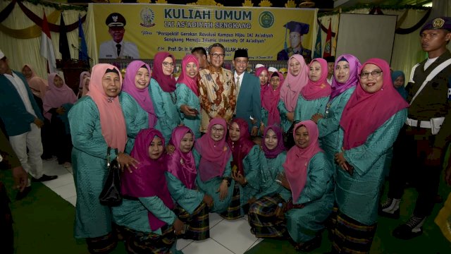 Nurdin Abdullah Ajak Mahasiswa Wajo Bangun Sulsel
