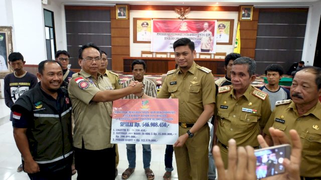 Kemensos RI serahkan Santunan Kematian Pada 26 Orang Korban Banjir dan Tanah Longsor di Gowa