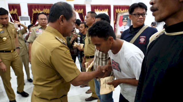 Kemensos RI serahkan Santunan Kematian Pada Korban Bencana di Gowa