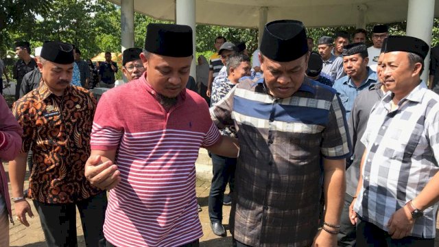 Dari Bandara, Wagub Sulsel Langsung Hadiri Pemakaman Syamsul Padjalangi