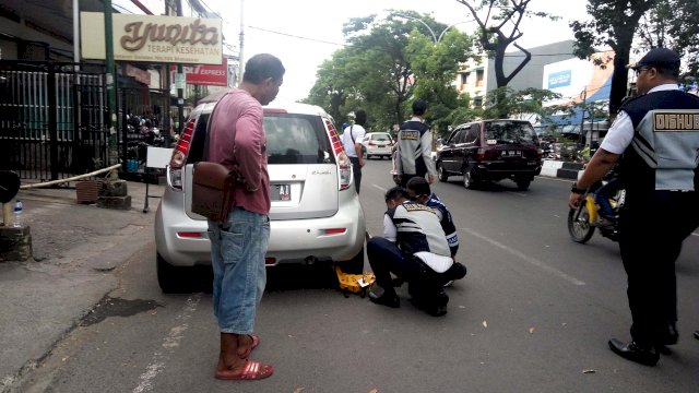 Parkir Dibadan Jalan, Dishub Makassar Rutin Gembok Ban Mobil