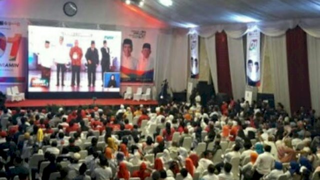 Ratusan Warga Makassar Gelar Nobar Debat Capres dan Cawapres Dirumah Wali Kota