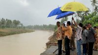 Nurdin Abdullah Tinjau Lokasi Jalan Longsor di Soppeng