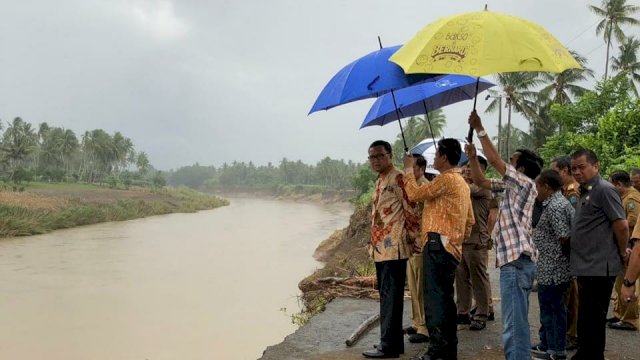 Nurdin Abdullah Tinjau Lokasi Jalan Longsor di Soppeng