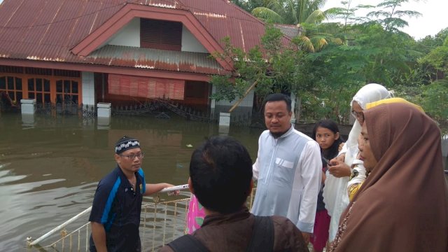 Usai Sholat Subuh, Wagub Kembali Terjun Tinjau Banjir
