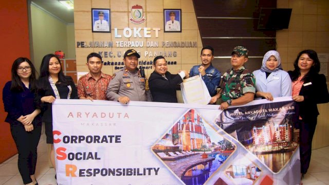 Menagemen Hoel Aryaduta Makassar menyalurkan 100 nasi dos untuk korban banjir  di Kota Makassar