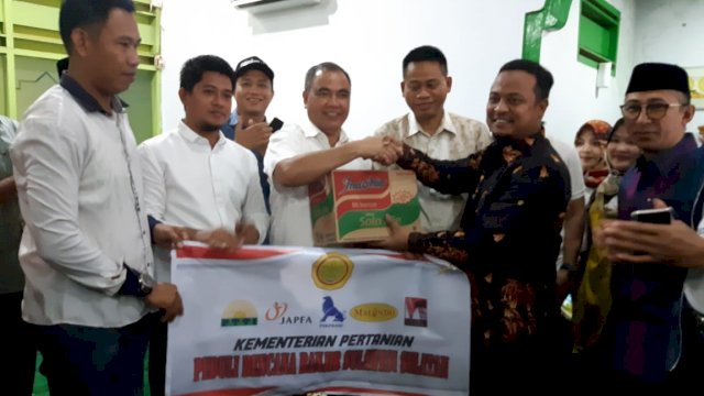 Wagub SulSel Serahkan Bantuan Rp2 Miliar Untuk Korban Banjir