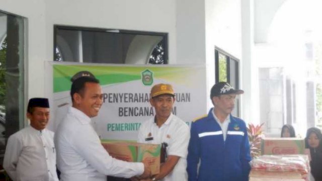 Bupati Takalar Syamsari KItta Menyerahakan Bantuan