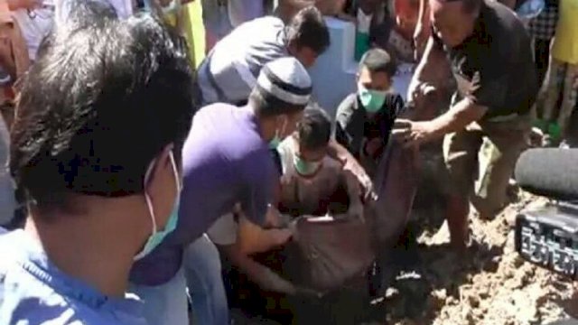 Suasana Pembongkaran dua Makam, di Desa Toto Bone Bolango, Grontalo