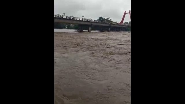 Air Sungai Jene Berang di Kabupaten Gowa Meluap