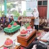 Ketua PKK Bantaeng, Serahkan Beasiswa ke 102 Pelajar di Desa Labbo