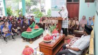 Ketua PKK Bantaeng, Serahkan Beasiswa ke 102 Pelajar di Desa Labbo