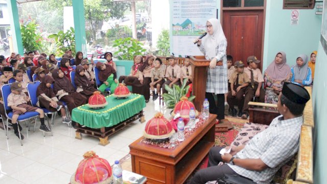 Ketua PKK Bantaeng, Serahkan Beasiswa ke 102 Pelajar di Desa Labbo