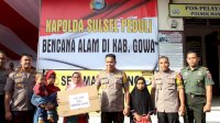 Kapolda Sulsel Beri Tali Asih Kepada Korban Bencana di Gowa