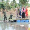 Jembatan Putus Akibat Banjir, Kodam XIV Hasanuddin Buat Perahu Rakit