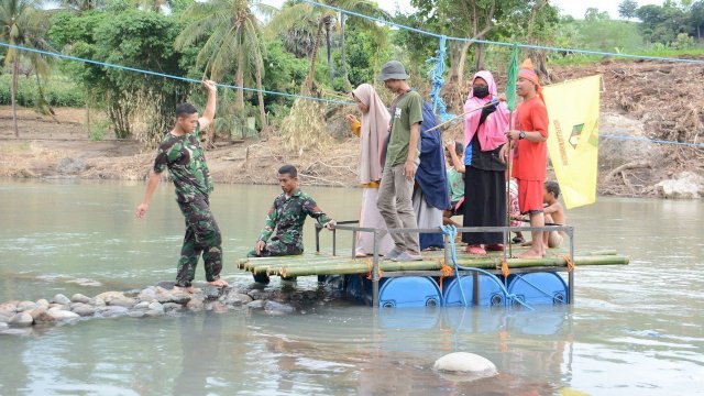 Jembatan Putus Akibat Banjir, Kodam XIV Hasanuddin Buat Perahu Rakit