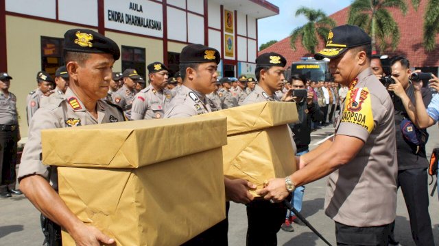 Kapolda Sulsel Salurkan Bantuan Tali Asih ke Personilnya yang Terkena Bencana Alam