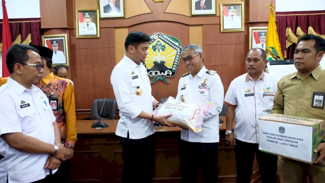 Adnan Terima Bantuan untuk Korban Bencana dari Pemkab Lutim
