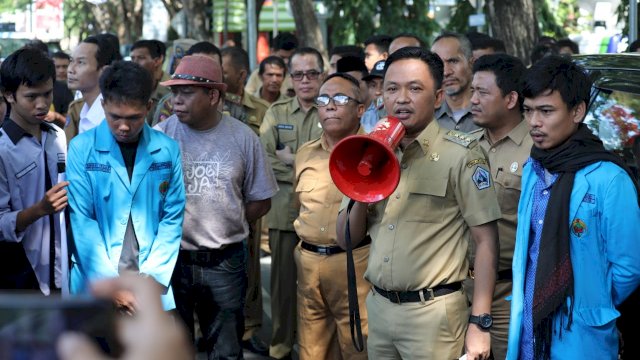 Turun ke Jalan Raya, Bupati Datangi Pengunjuk Rasa