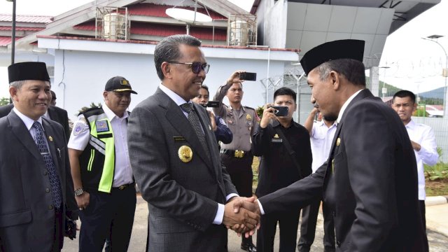 Cakka dan Judas Jemput NA di Bandara Bua