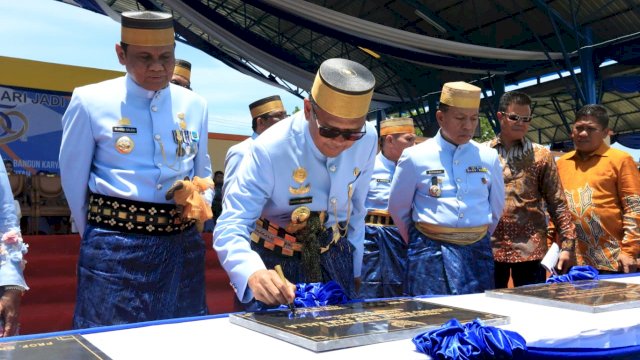 HUT ke-59, Gubernur Serahkan Rp29,9 Miliar Untuk Barru