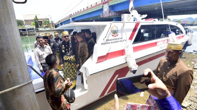 HUT Ke-59, Pangkep Dihadiahi Kado Istimewa Ambulans Laut