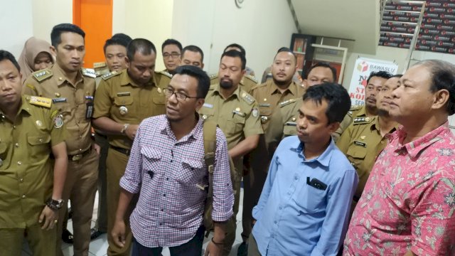 KUasa Hukum Para CAmat Se KOta Makassar bersama Camat usai menjalani Pemeriksaan diKantor Bawaslu Sulsel