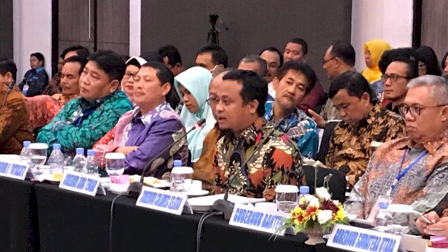 Wakil Gubernur Sulsel Sudirman Sulaiman Saat mengikuti Rapat Pengembangan Produk Unggulan Antar Provinsi 