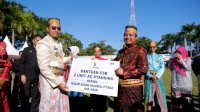 Pemrov Sulsel Serahakan Bantuan Rp 40 M di HUT Sinjai