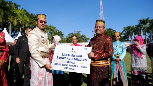 Wakil Gubernur Sulsel, Andi Sudirman Suaiman Menyerahkan Bantuan Kepada Pemda Kabupaten Sinjai Yang Beruulang Tahun ke 455 
