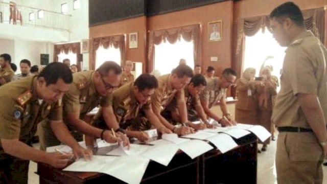 Siap Bangun Sinjai Bersih,  Pimpinan OPD dan Camat Tandatangani Pakta Integritas