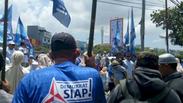 Massa Pendukung Capres 02 Kepung Bawaslu Sulsel