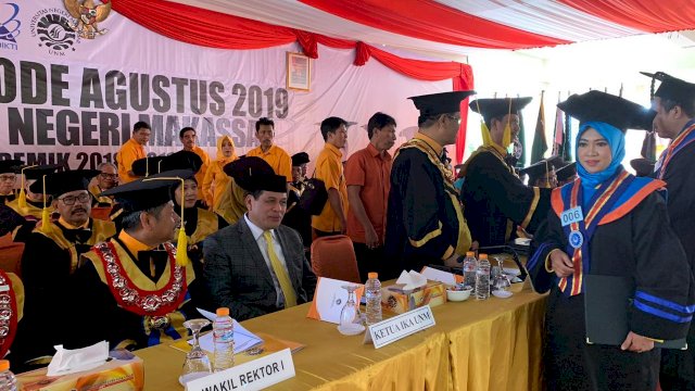 Ketua IKA UNM Nurdin Halid Menghadiri Acara Wisuda Mahasiswa UNM Makassar