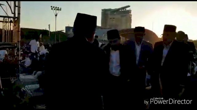 Didampingi Iqbal Suhaeb, JK Salat Idul Adha di Karebosi
