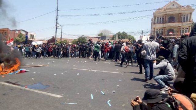 Pelantikan Anggota DPRD Sulsel, Diwarnai Bentrok Mahasiswa vs Polisi