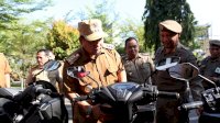 Iqbal Suhaeb Serahkan Lima Unit Kendaraan Dinas Satpol PP